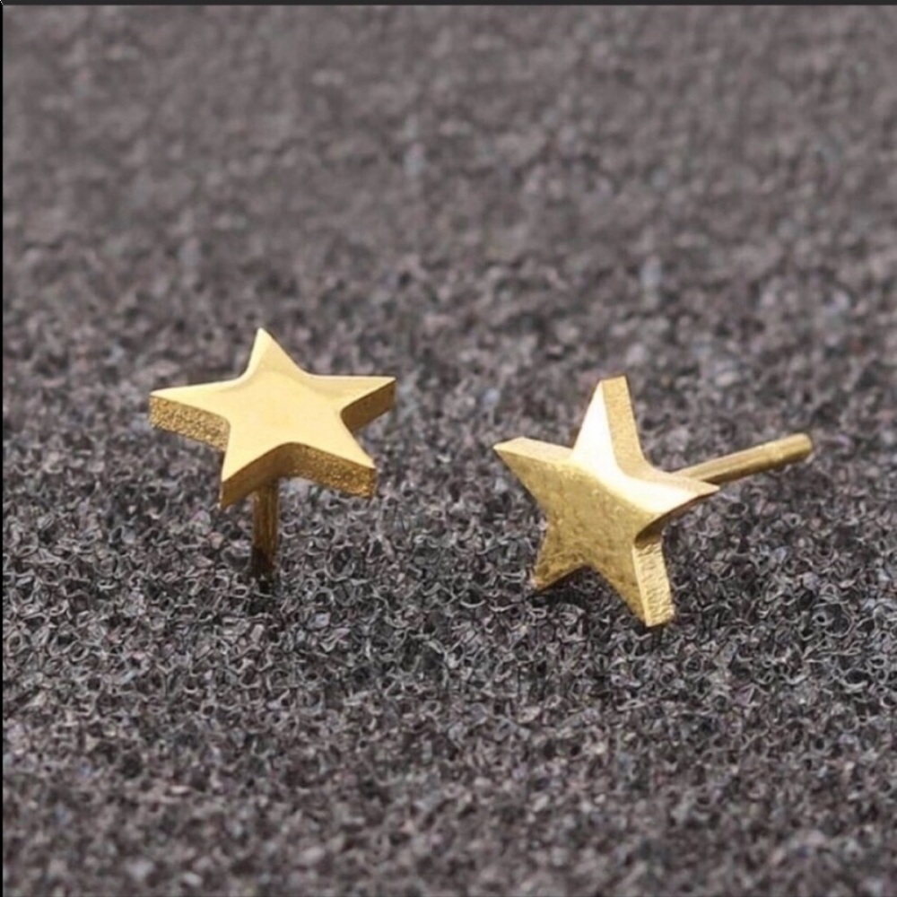 ⭐️ Gold star stud earrings ⭐️